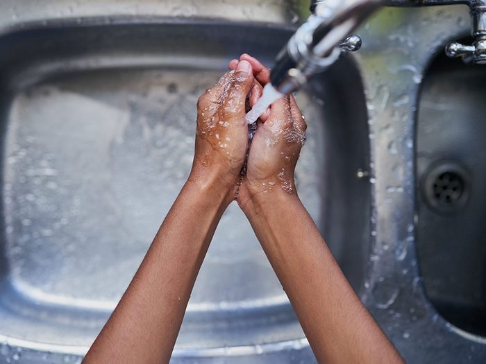 Lavez-vous les mains à fond à l’eau et au savon pour éviter la covid-19.