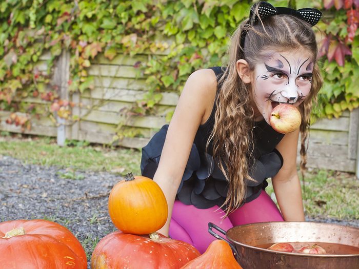 Le jeu de la pomme dans l'eau de l'Halloween est né en Grande-Bretagne.