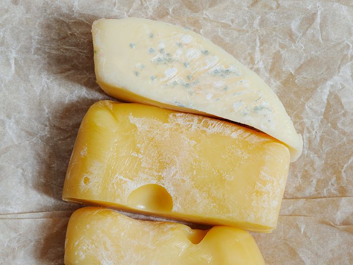 Comment réagir si le fromage est moisi?