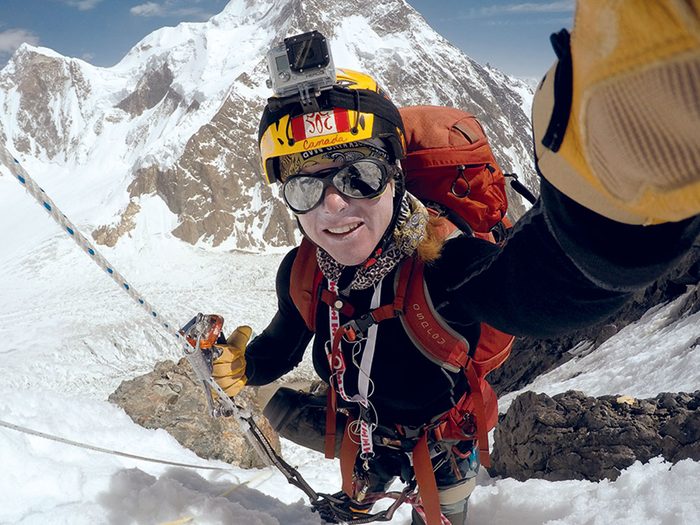 Monique Richard, ici sur le K2 en 2015, partage sa vie entre son métier de factrice et l'alpinisme.