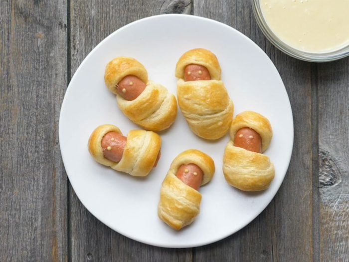 Momies de hot-dog avec trempette au miel et à la moutarde.