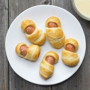 Momies de hot-dog avec trempette au miel et à la moutarde