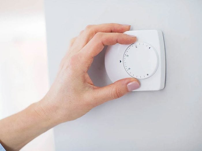 Réglage du thermostat d'hiver journalier dans la maison.