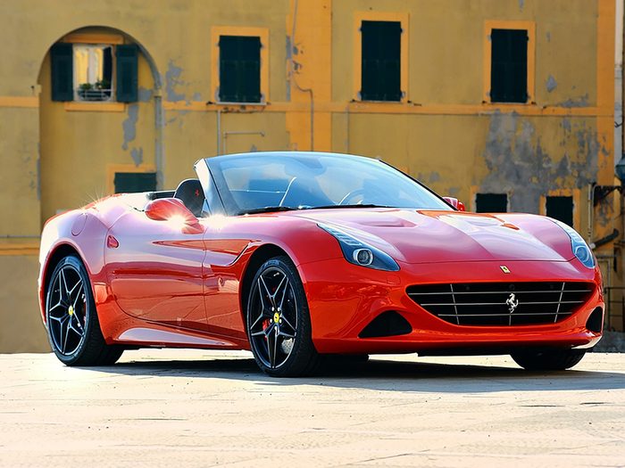 Une voiture rouge de la marque Ferrari.