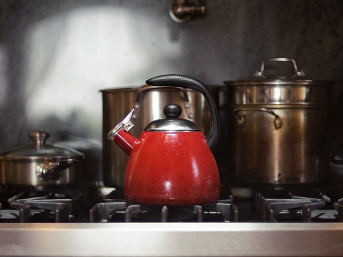 Comment préparer le thé: préparez votre bouilloire ou votre théière.
