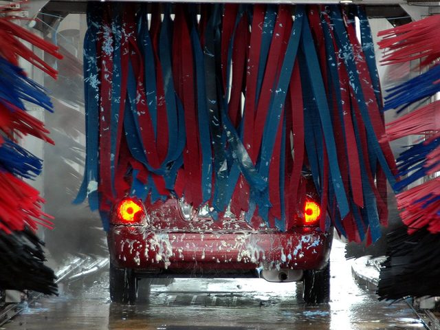 Entretien de lauto: les lave-autos peuvent abmer votre voiture.