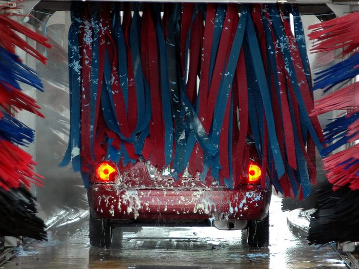 Entretien de l’auto: les lave-autos peuvent abîmer votre voiture.