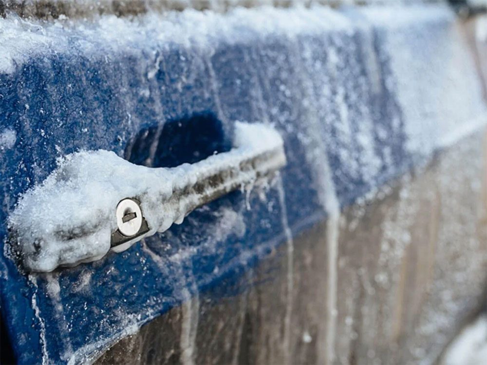 Souffler à travers une paille pour retirer glace et neige facilement!