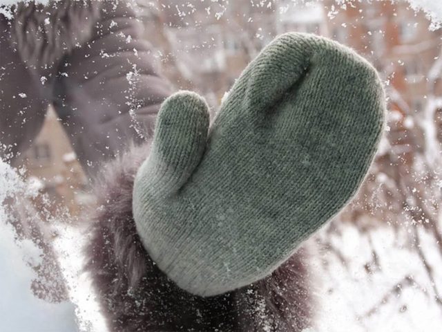 Utiliser ses mains chaudes pour retirer glace et neige facilement!