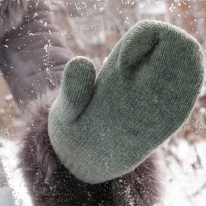 Utiliser ses mains chaudes pour retirer glace et neige facilement!