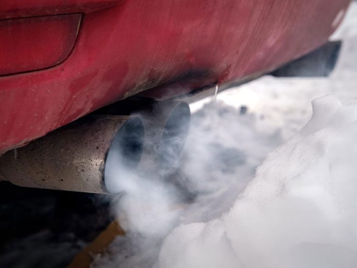 Conduite hivernale: Garder le moteur en marche est l'une des erreurs de conduite hivernale qui pourraient vous mettre en danger.