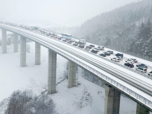 Conduite hivernale: Dpasser sur les viaducs est l'une des erreurs de conduite hivernale qui pourraient vous mettre en danger.