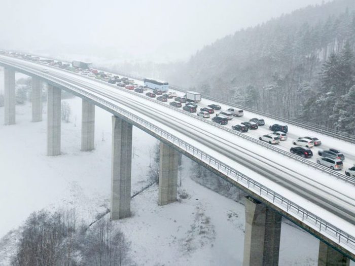 Conduite hivernale: Dépasser sur les viaducs est l'une des erreurs de conduite hivernale qui pourraient vous mettre en danger.