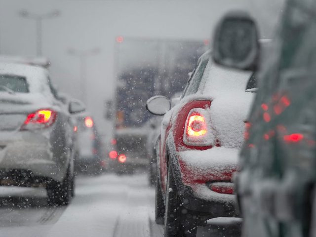Changer de voie inutilement est l'une des erreurs de conduite hivernale qui pourraient vous mettre en danger.