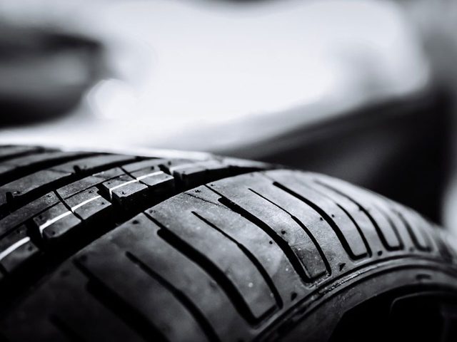 Ngliger le changement des pneus est l'une des erreurs de conduite hivernale qui pourraient vous mettre en danger.