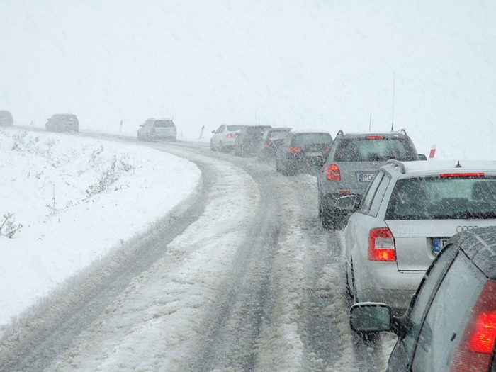 Conduite hivernale: Gâcher son élan est l'une des erreurs de conduite hivernale qui pourraient vous mettre en danger.