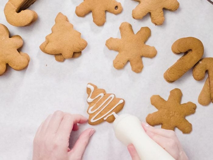 N'utilisez pas un glaçage royal trop liquide pour vos décorations de biscuits de Noël.