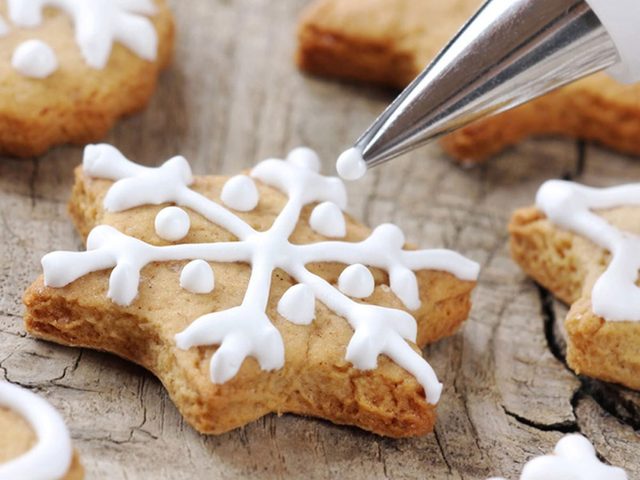 Mieux faire de petites quantits de glaage pour les dcorations de biscuits de Nol.
