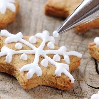 Mieux faire de petites quantités de glaçage pour les décorations de biscuits de Noël.
