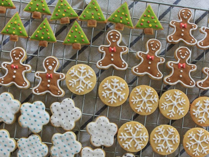 Le processus de décoration de biscuits de Noël requiert du temps et de la patience.