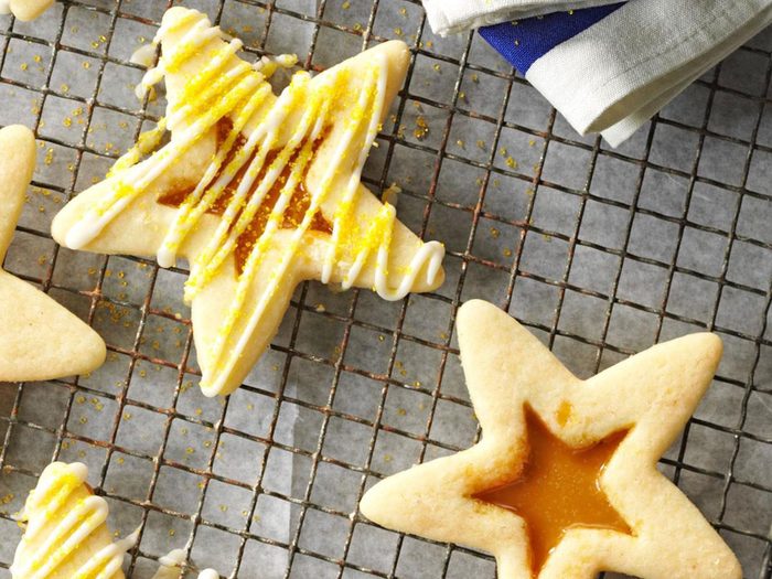 Recettes de biscuits de Noël en forme d'étoiles de lait de poule au caramel au beurre.