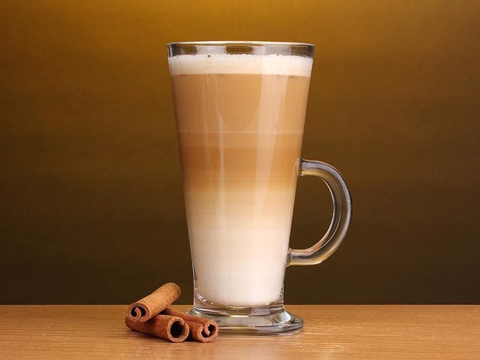 Le café latte fait partie des types de café avec du lait.