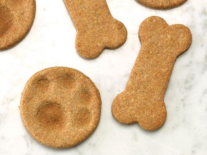 Recette de biscuits pour chiens classique.
