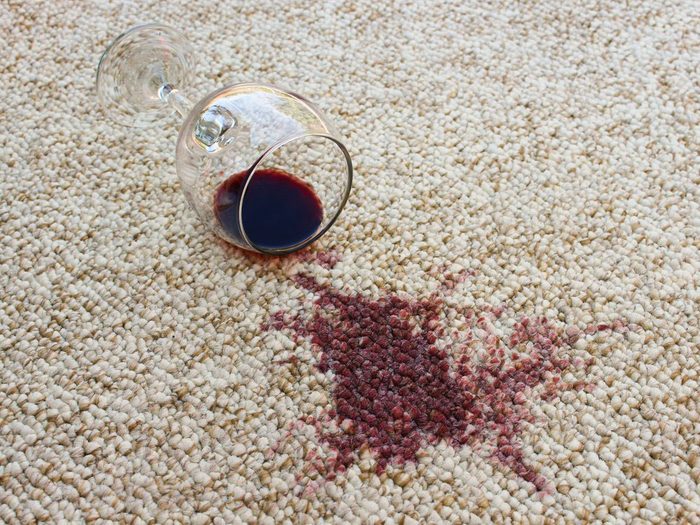 Utiliser l’alcool isopropylique pour enlever les taches sur le tapis.