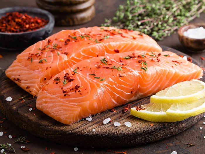 Le saumon fait partie des aliments brûleurs de graisse.