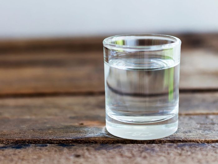 Boire de l'eau périmée: que retrouve-t-on dans un verre sans couvercle?