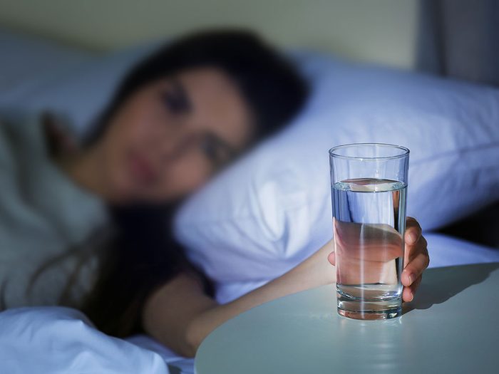 Boire de l’eau périmée, qui a stagné toute la nuit, peut-il rendre malade?