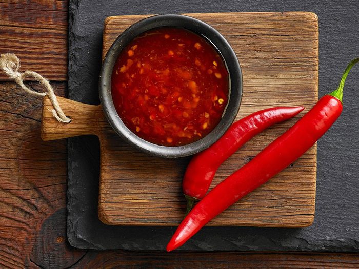 Conservation des aliments: mettez les sauces piquantes à température ambiante.