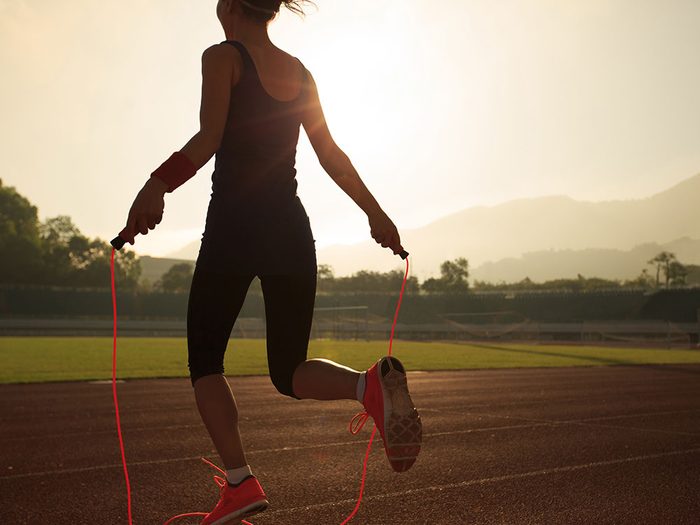 La corde à sauter se définit essentiellement comme un exercice cardiovasculaire exceptionnel.