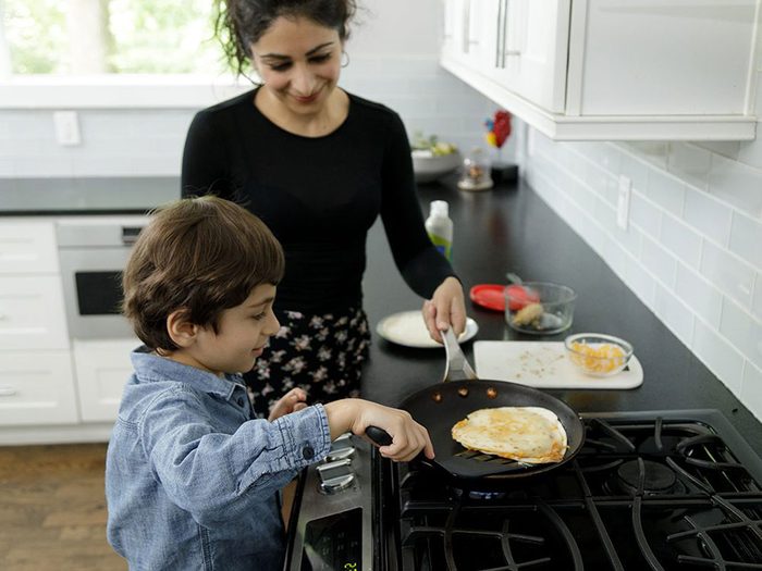 Faire la cuisine avec les enfants: surveillez vos quésadillas attentivement.