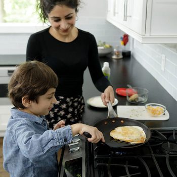 Faire la cuisine avec les enfants: surveillez vos quésadillas attentivement.