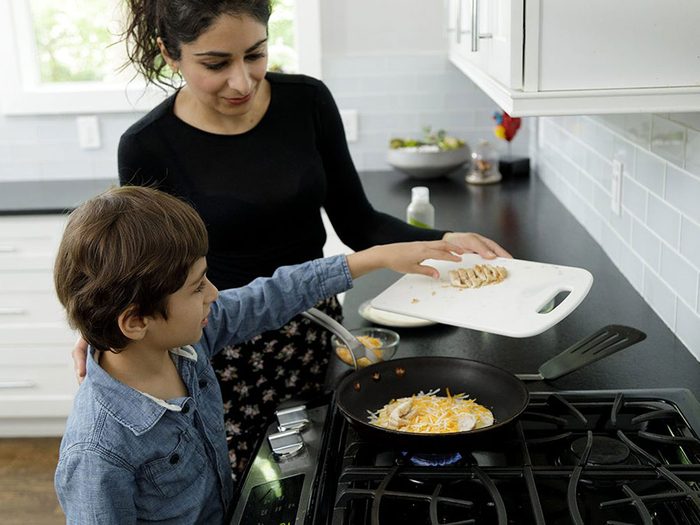 Faire la cuisine avec les enfants: coupez les quésadillas en morceaux.