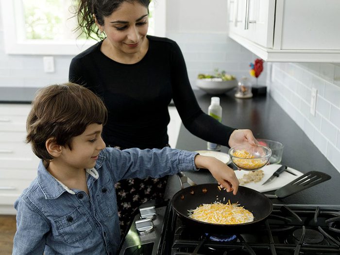 Faire la cuisine avec les enfants: assemblez les quésadillas.