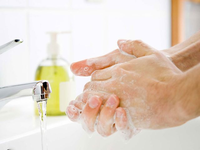 Mieux vaut utiliser un savon hydratant pour avoir les mains douces en hiver.