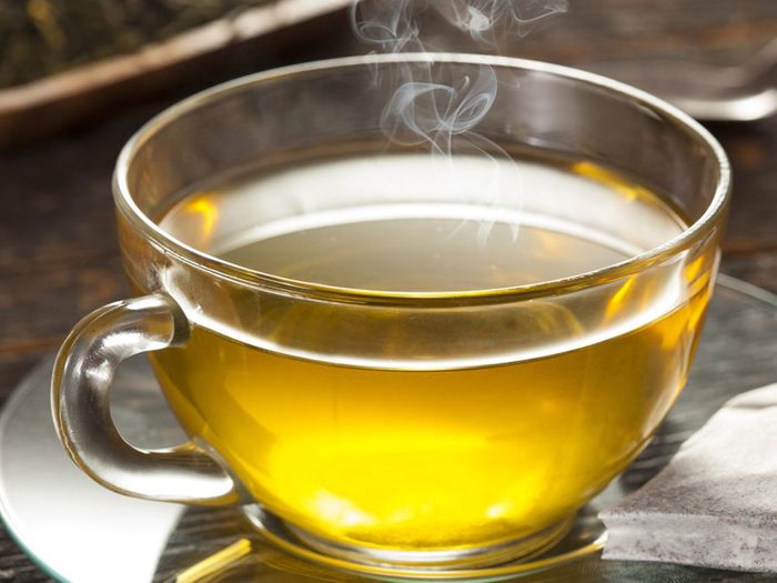 Le thé fait partie des superaliments à consommer pour lutter contre les infections.