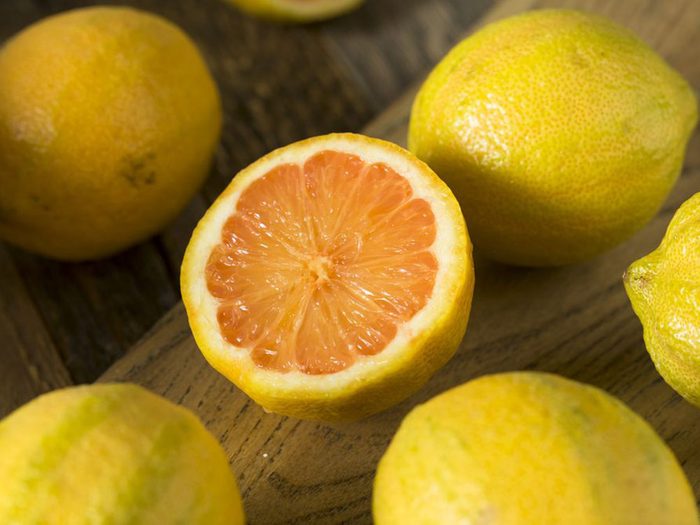 Le citron et la lime font partie des superaliments à consommer pour lutter contre les calculs rénaux.