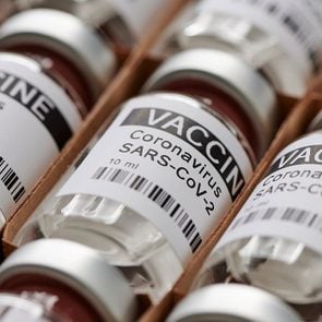 Se faire vacciner contre la Covid 19 parce que les vaccins sont rigoureusement testés.