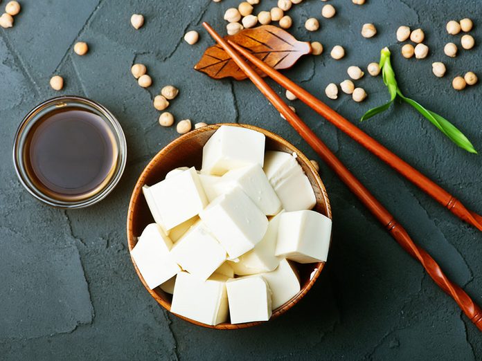 Bienfaits du tofu: il contient des isoflavones.