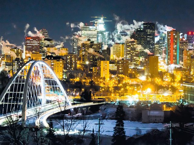 La beaut de l'hiver canadien  travers cette image d'une nuit froide  Edmonton.