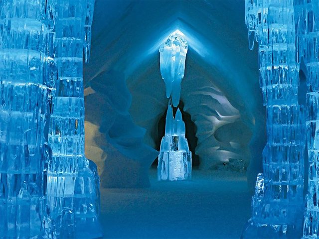 La beaut de l'hiver canadien  travers cette image de l'Htel de Glace de Qubec.