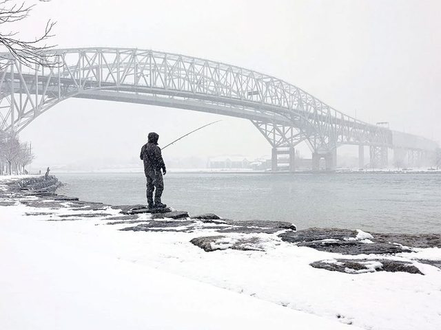 La beaut de l'hiver canadien  travers cette image du pont Blue Water.