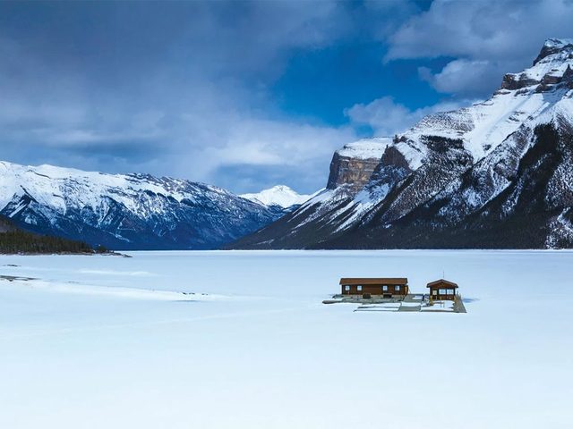 La beaut de l'hiver canadien  travers cette image du lac Minnewanka gel.