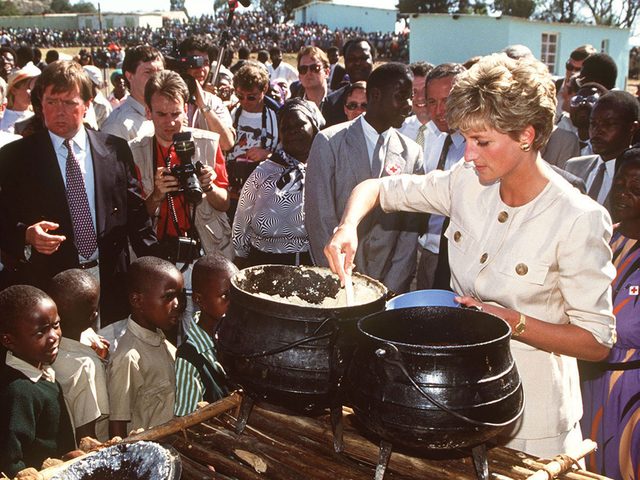 Photos de la princesse Diana qui verse de la soupe pour les rfugis au Zimbabwe.