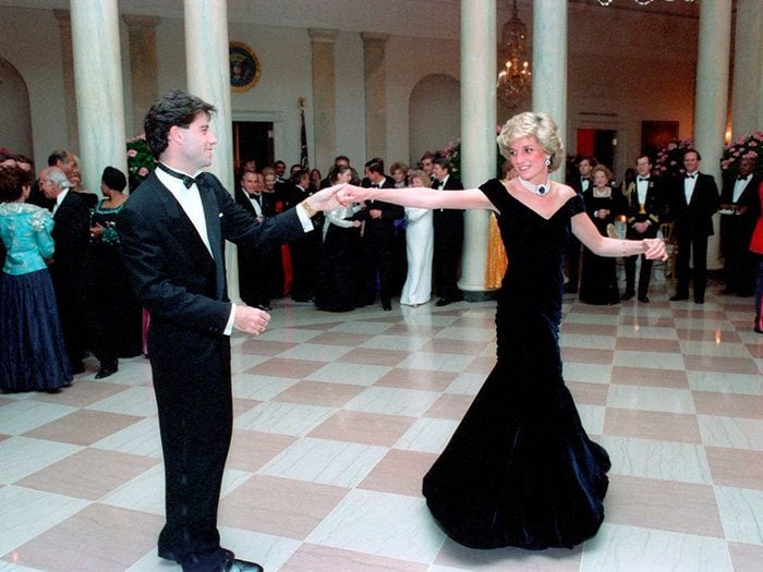Photos de la princesse Diana lors d'un bal avec John Travolta.