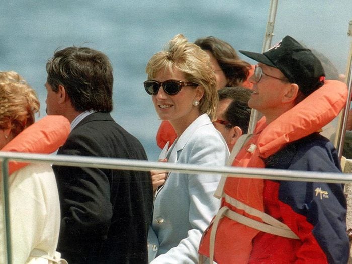 Photos de la princesse Diana en pleine mer.