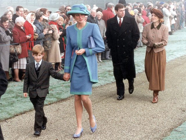 Photos de la princesse Diana habille en bleu.